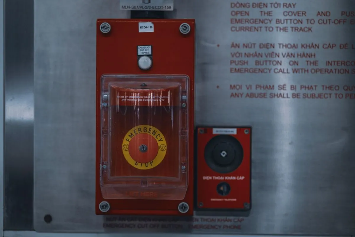 Il pulsante rosso di arresto di emergenza sul quadro di una macchina