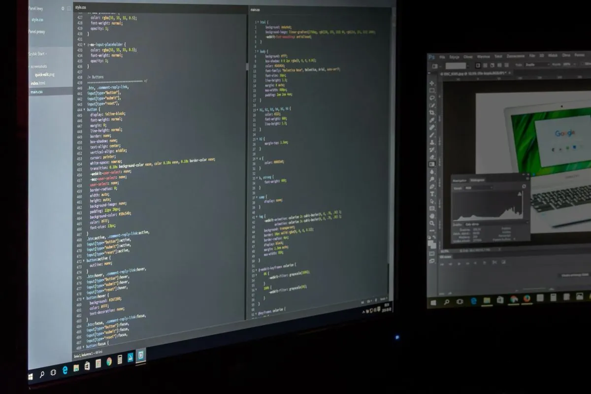 Righe di codice ordinate dentro un editor di testo su un monitor
