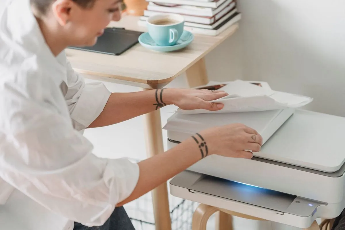 Foglio che entra nello scanner appoggiato accanto al computer