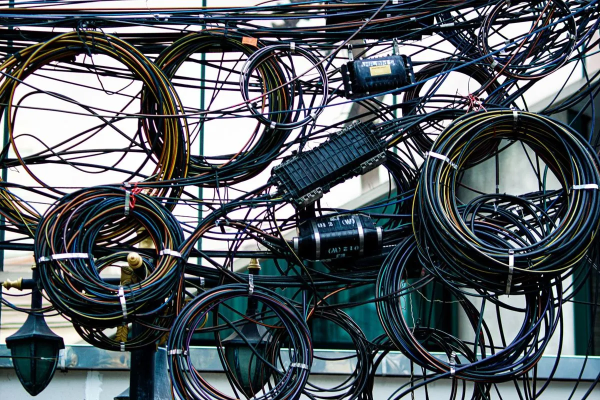 Groviglio di cavi aggrovigliati dietro un computer sulla scrivania