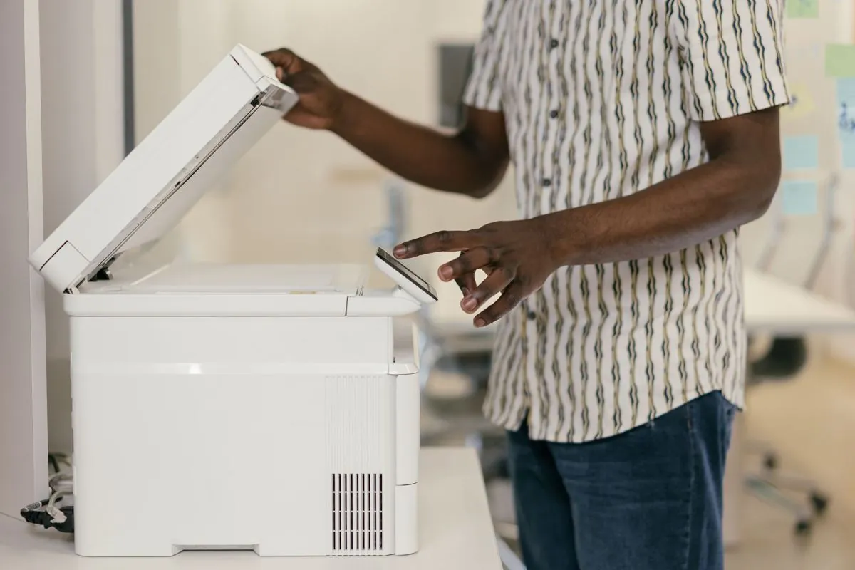 Un documento appoggiato storto sul vetro di uno scanner aperto
