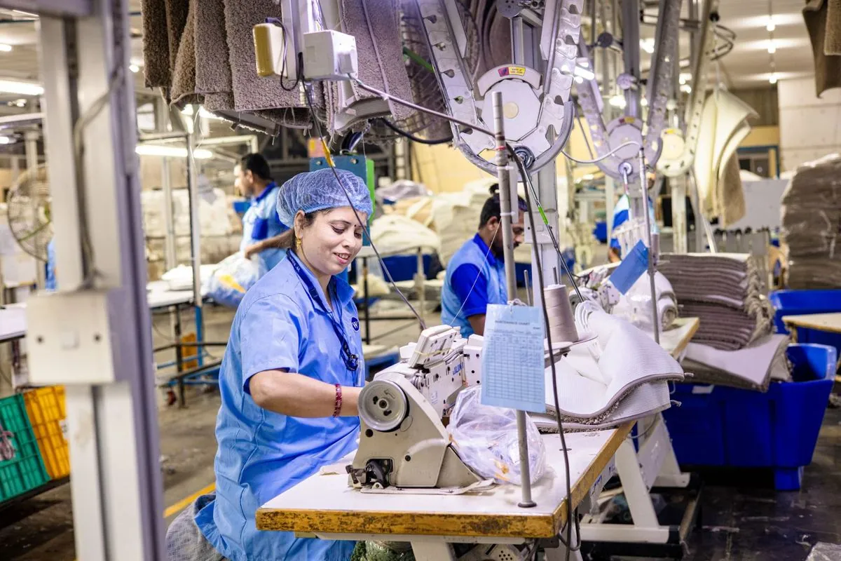 Operaio al lavoro su un macchinario nel reparto di produzione