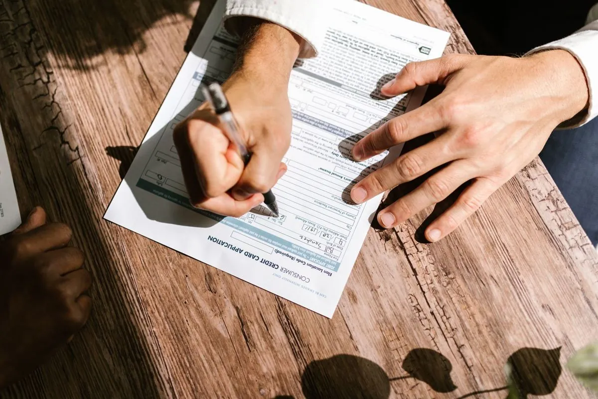 Moduli di finanziamento sul tavolo con una penna appoggiata sopra i fogli