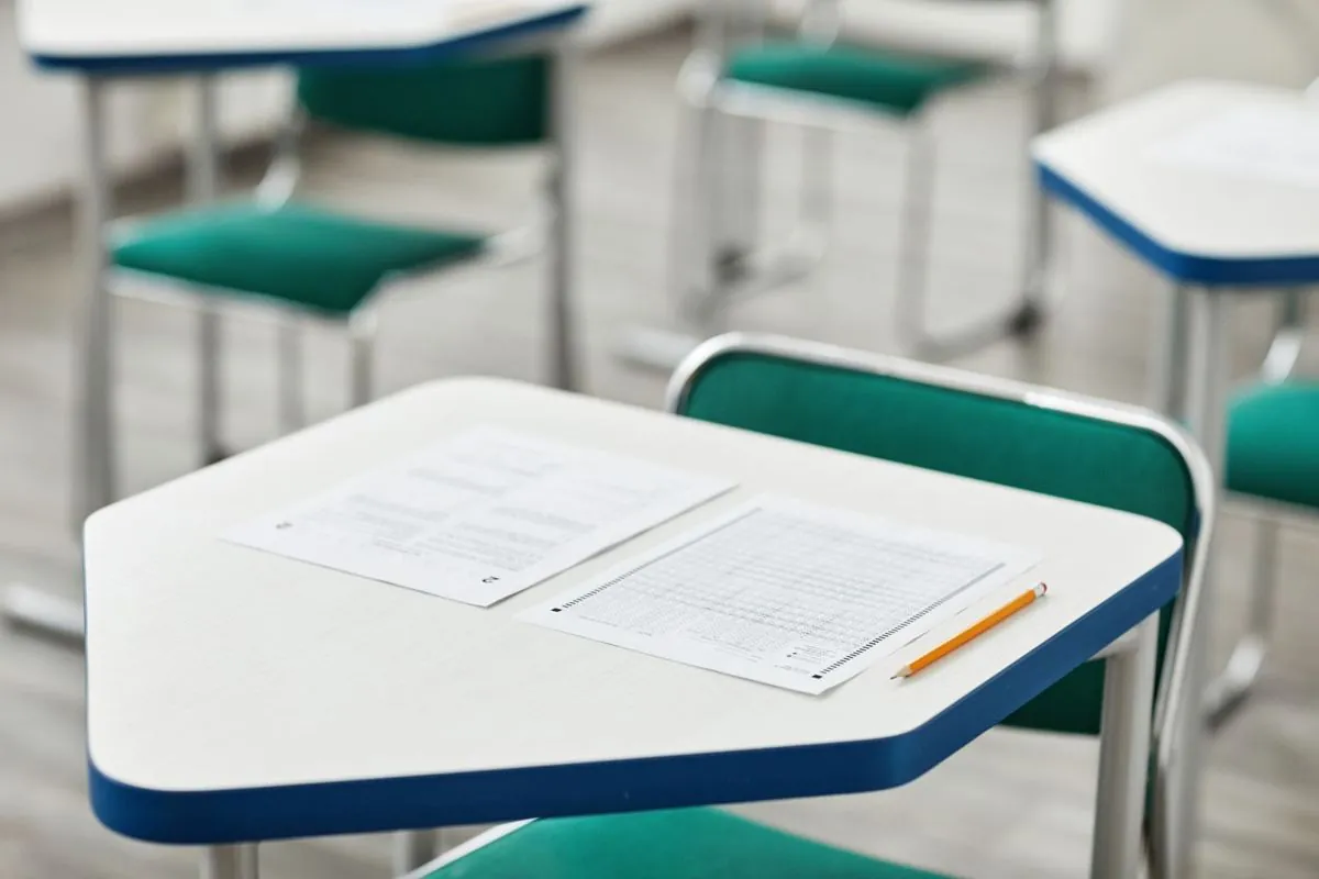 Aula con i banchi vuoti e il registro delle presenze aperto in cattedra
