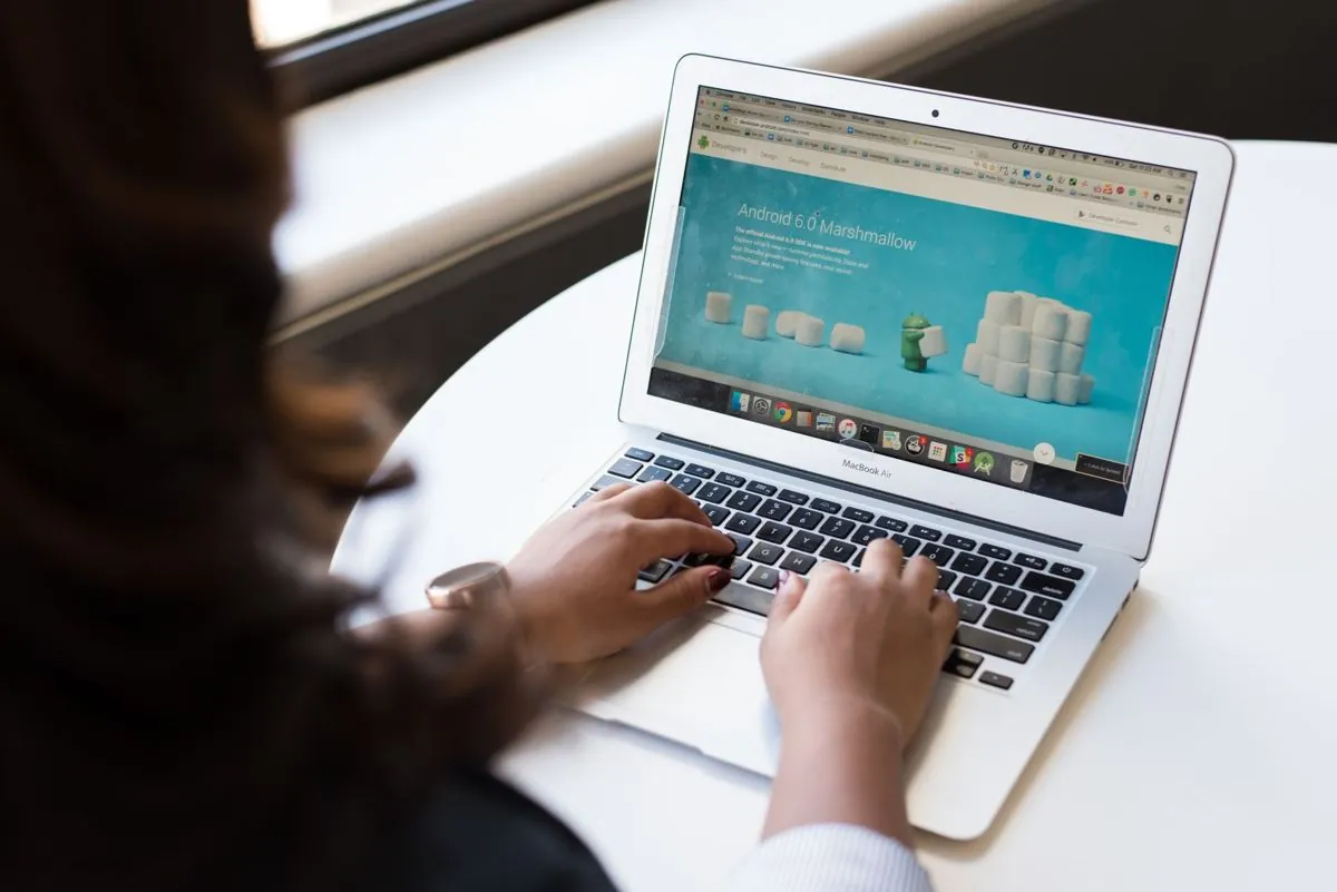 Un portatile aperto su una scrivania con il browser in primo piano